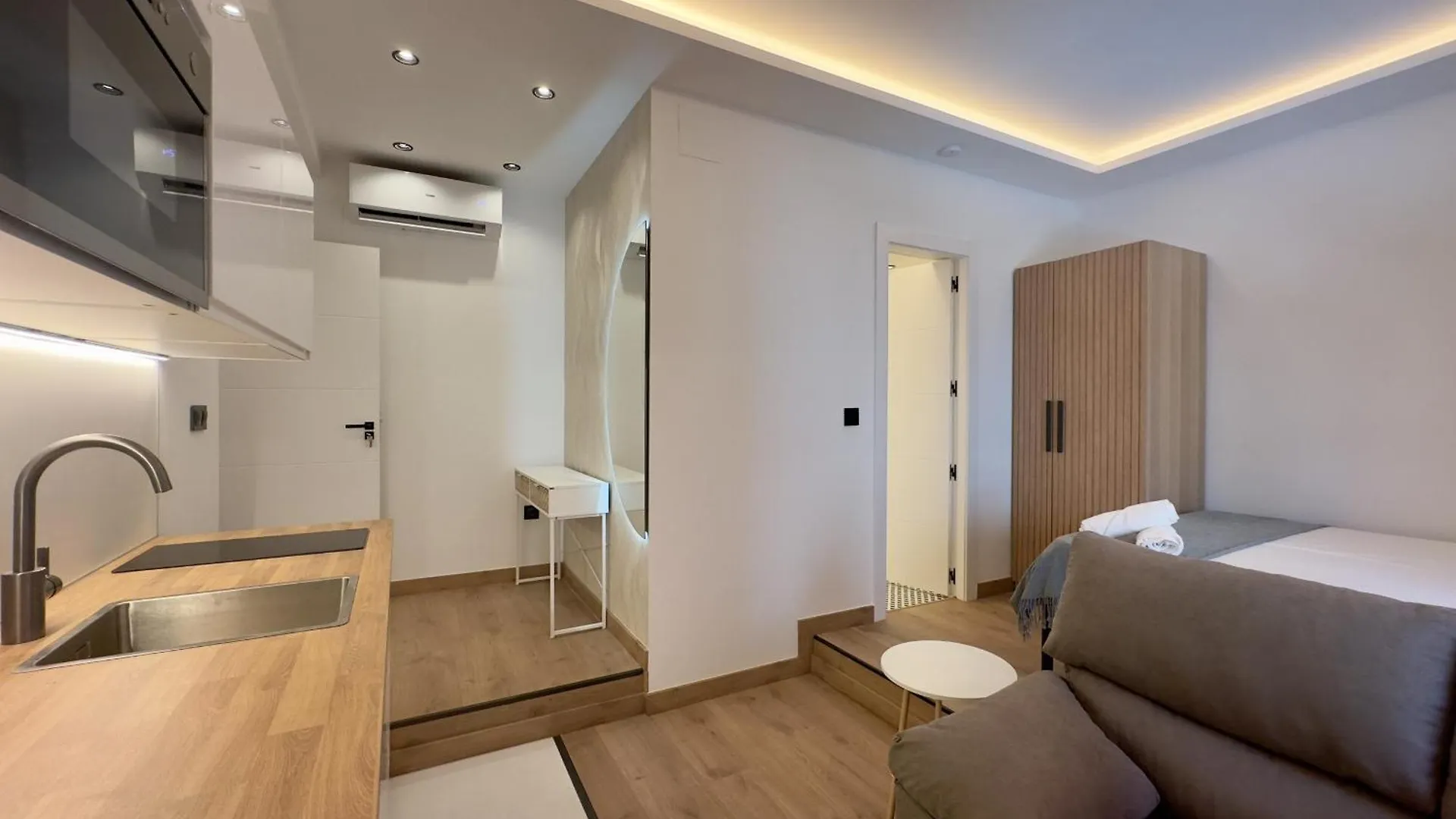 Irreverents Suites مالقة 0*,