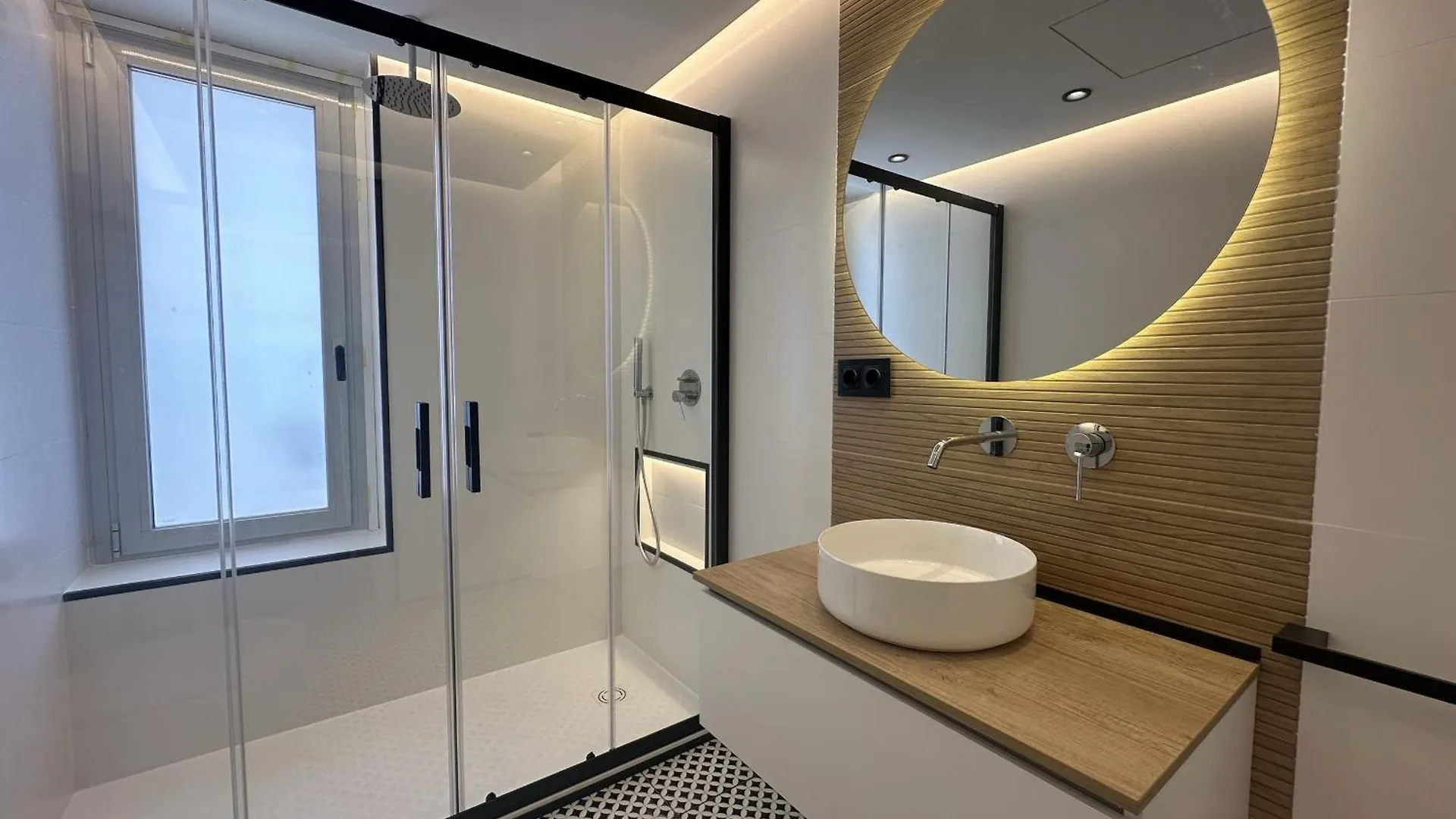 Irreverents Suites مالقة 0*,